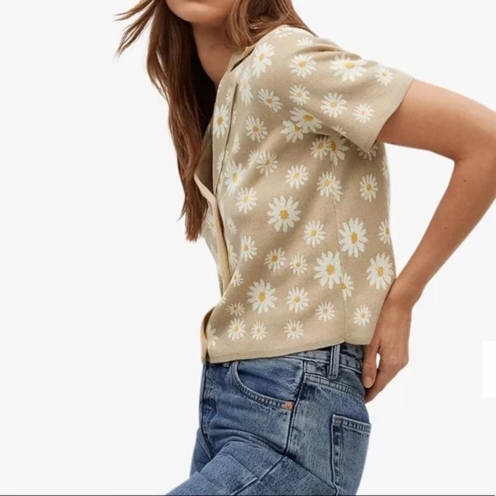 Framed with a collar neckline, it soft, makes for effortless daytime dressing.